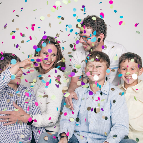 family with 3 kids confett